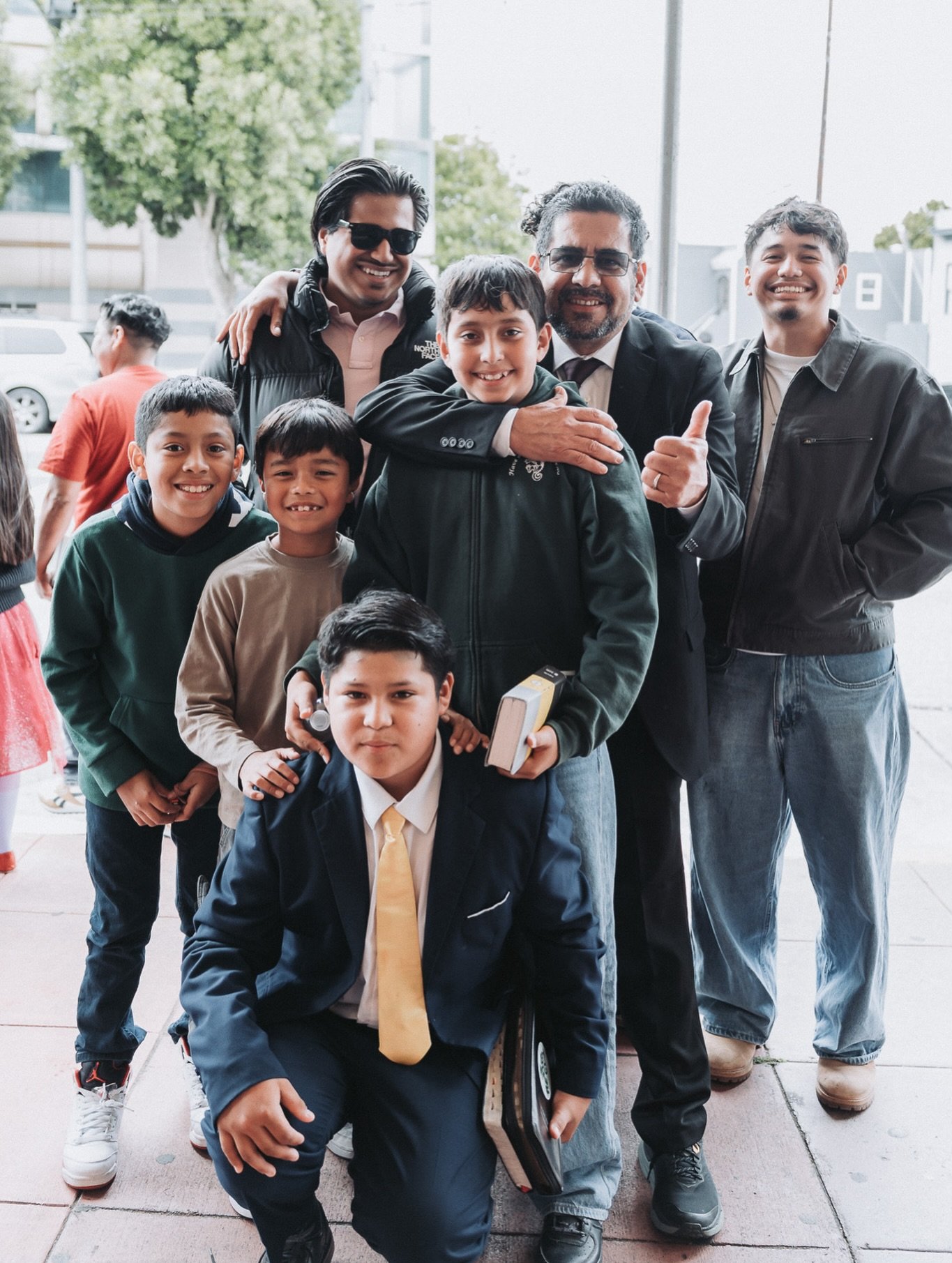 &ldquo;Mientras Esdras oraba y hac&iacute;a confesi&oacute;n, llorando y postr&aacute;ndose delante de la casa de Dios, una gran asamblea de Israel, hombres, mujeres y ni&ntilde;os se junt&oacute; a &eacute;l; y el pueblo lloraba amargamente. Y Secan