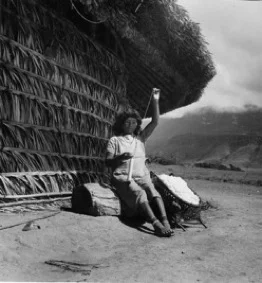 Woman spinning cotton in Kamarata