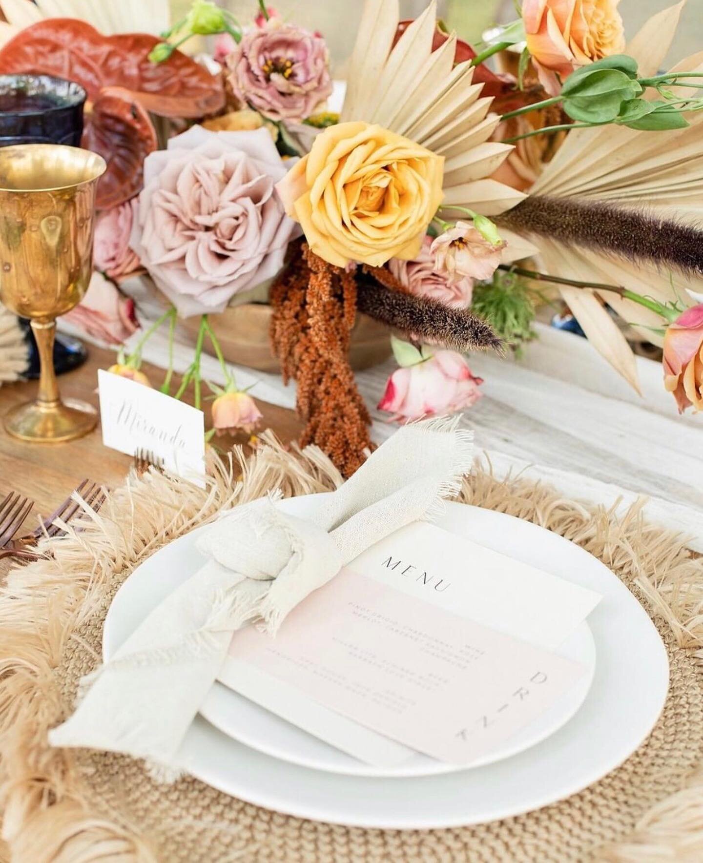 Nothing better than these boho fall vibes! 🍁 You&rsquo;ll definitely be seeing more of this gorgeous tablescape! 😍
I can&rsquo;t believe it&rsquo;s October! Whooo! T-8 weeks until baby W makes an appearance (hopefully!)
.
.
Amazing vendor team:
Pho
