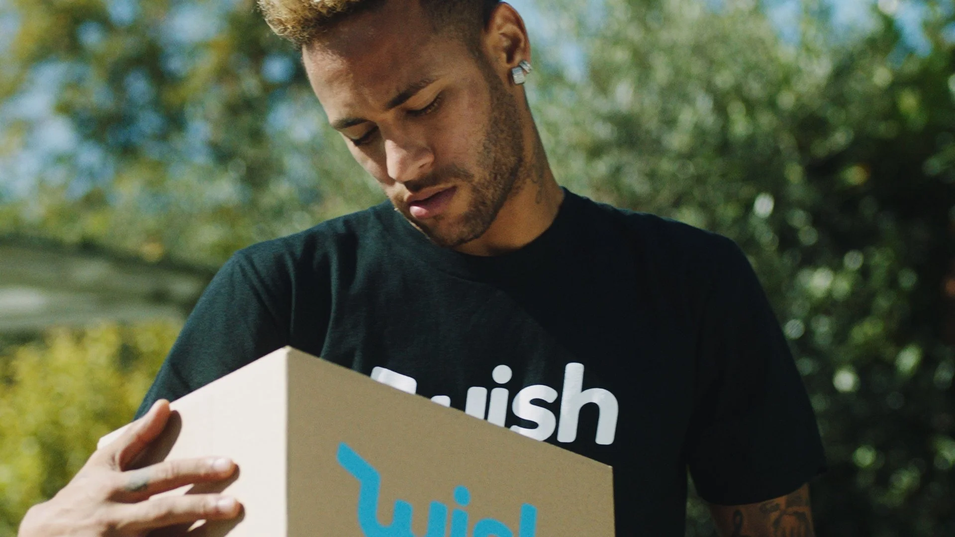 Neymar Helps Wish With Deliveries