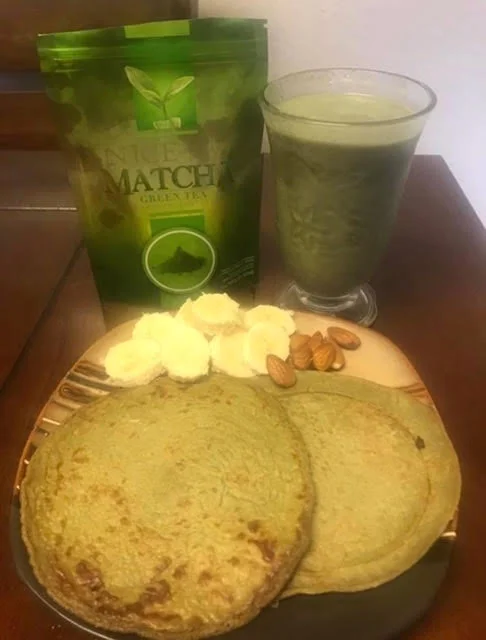 Hotcake de Avena y Matcha Green Tea / Acompañado con un licuado de Matcha Green Tea NICE.