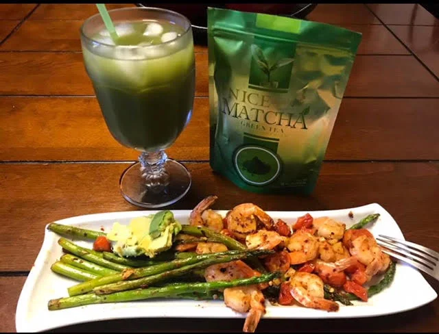 Camarones a la Plancha con mix de vegetales / Acompañado con una fría bebida Matcha Green Tea NICE.