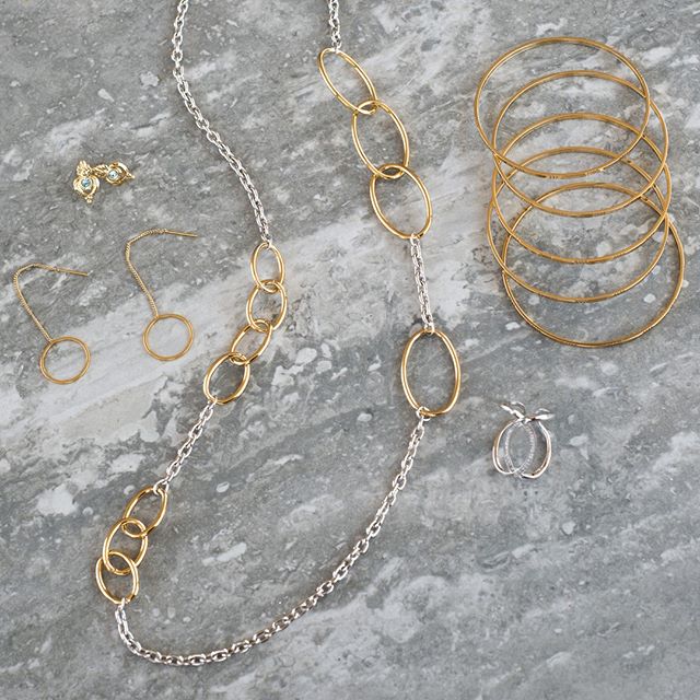Explore all the beautiful combinations by mixing and matching metals 😍 💎
.
.
.
#niceandbella #bellapower #fashionjewelry #weekendvibes #sundayfunday #entreprenuer #businessopportunity #bosswomen #sundaze