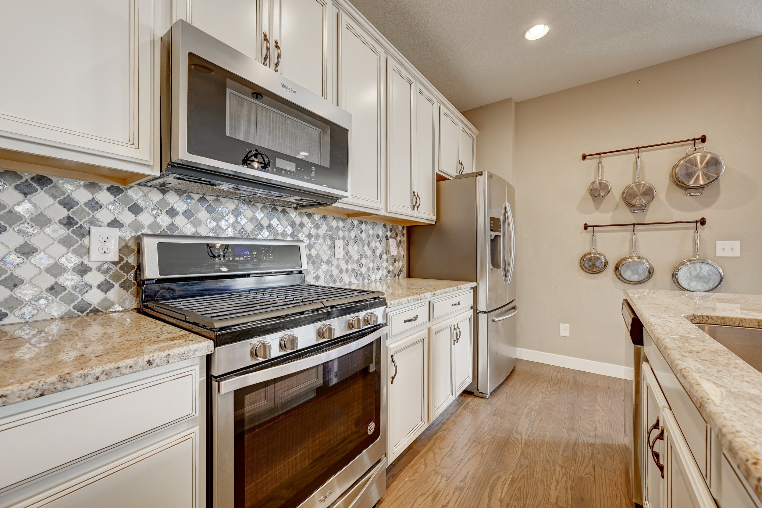 kitchen showing gas stove nd fridge.jpg