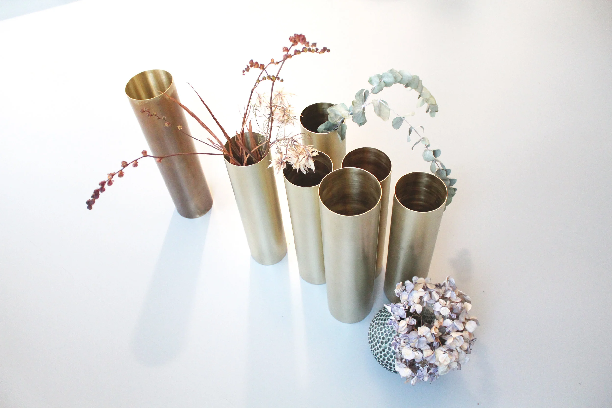 Mehrere Vasen mit Blumen.jpg