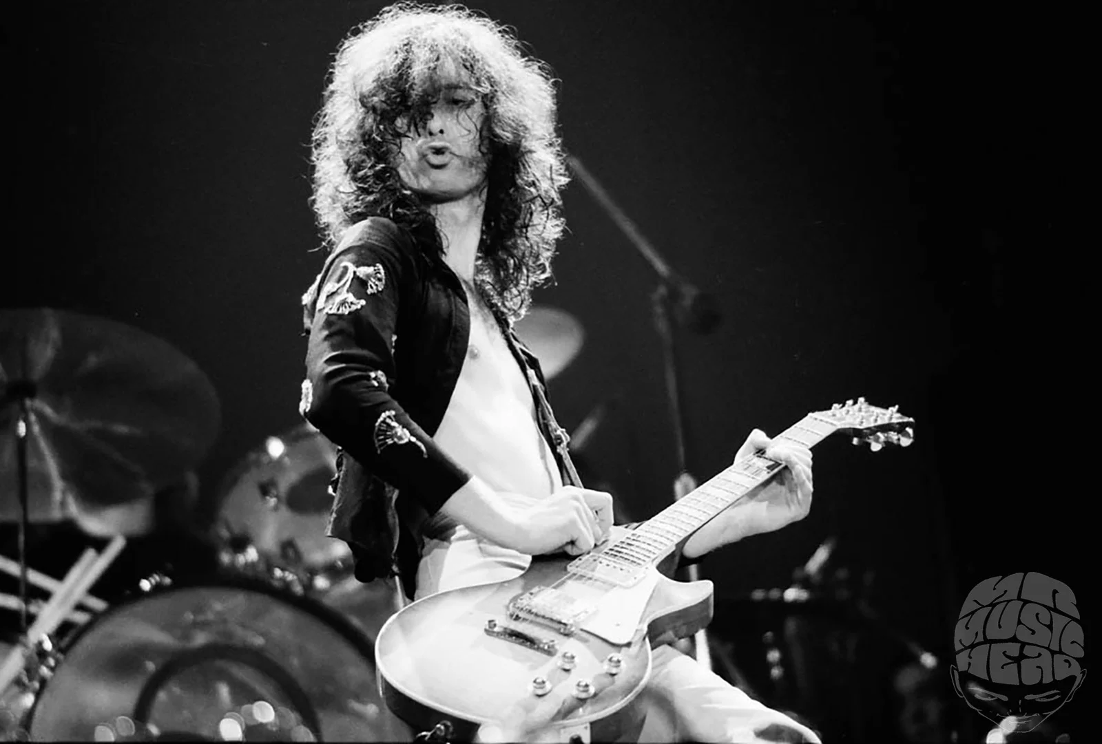 neil zlozower_LED ZEPPELIN_jimmy page_LIVE 1975 BW.jpg