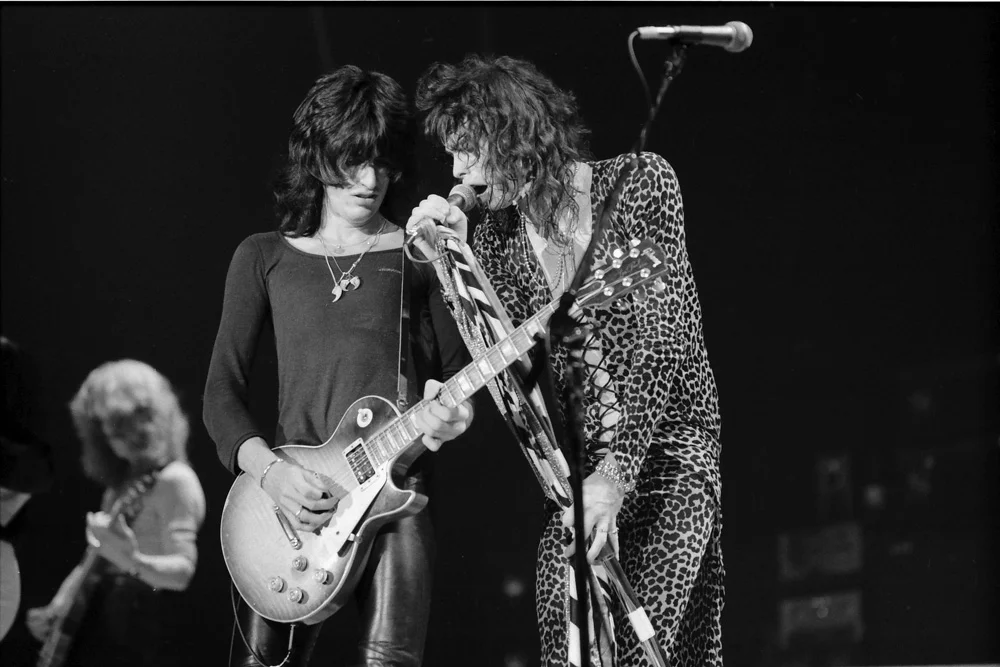 AEROSMITH LIVE BW 1976 NZ 65.jpg