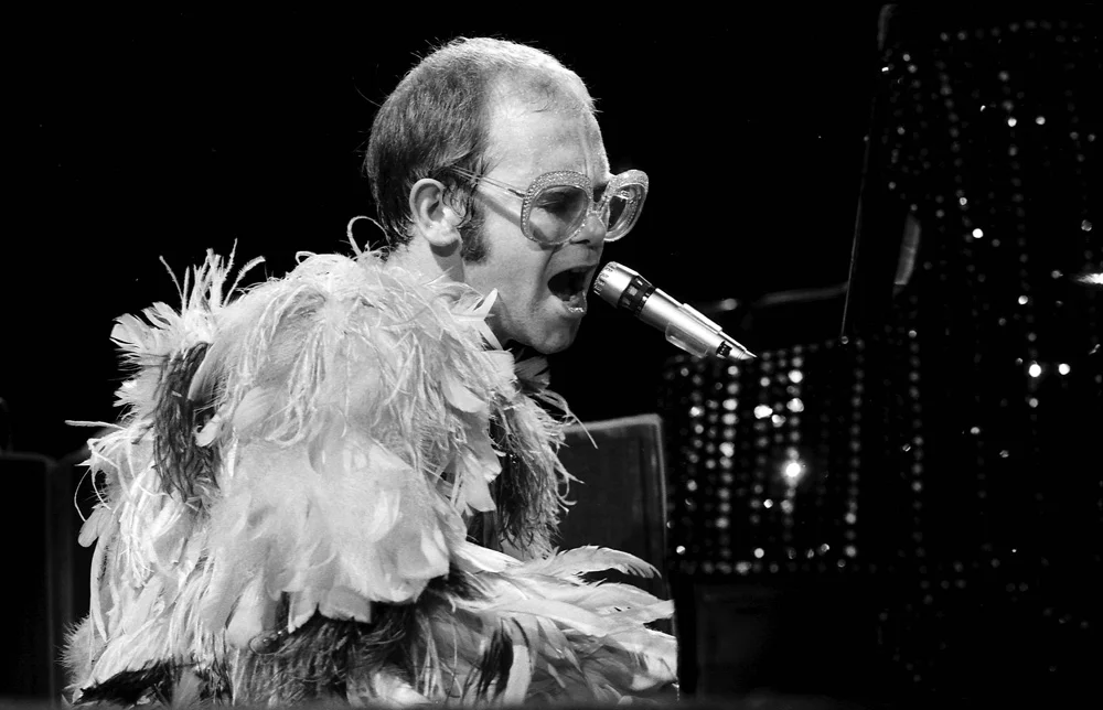 ELTON JOHN LIVE BW 1975 NZ 37.jpg