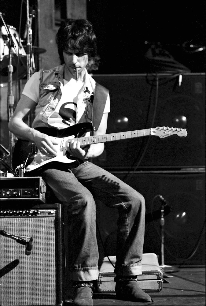 JEFF BECK BACKSTAGE BW 1983 NZ 03.jpg