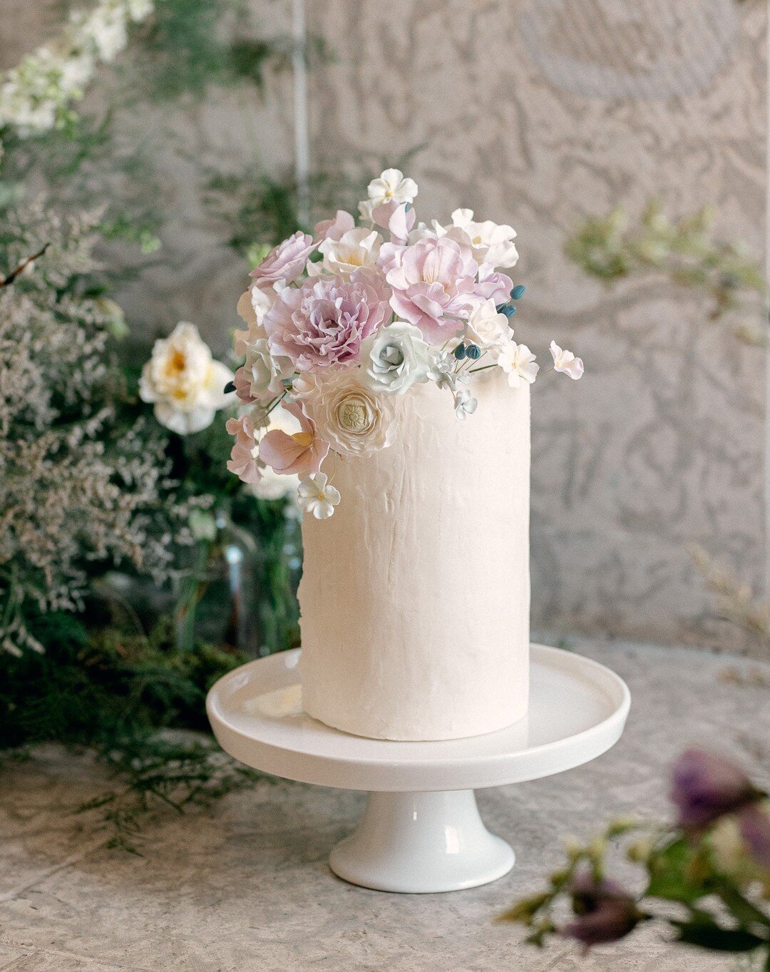 Can you believe that these flowers are made from sugar?! They looked so stunning in person!🏵

Creative Director and Stylist: @evergreenweddings.co 
Cake: Sugar and Salt Bake Shoppe @sugarandsaltbakeshoppe
Floral Designer: @cassiemaedesignco 
Venue: 