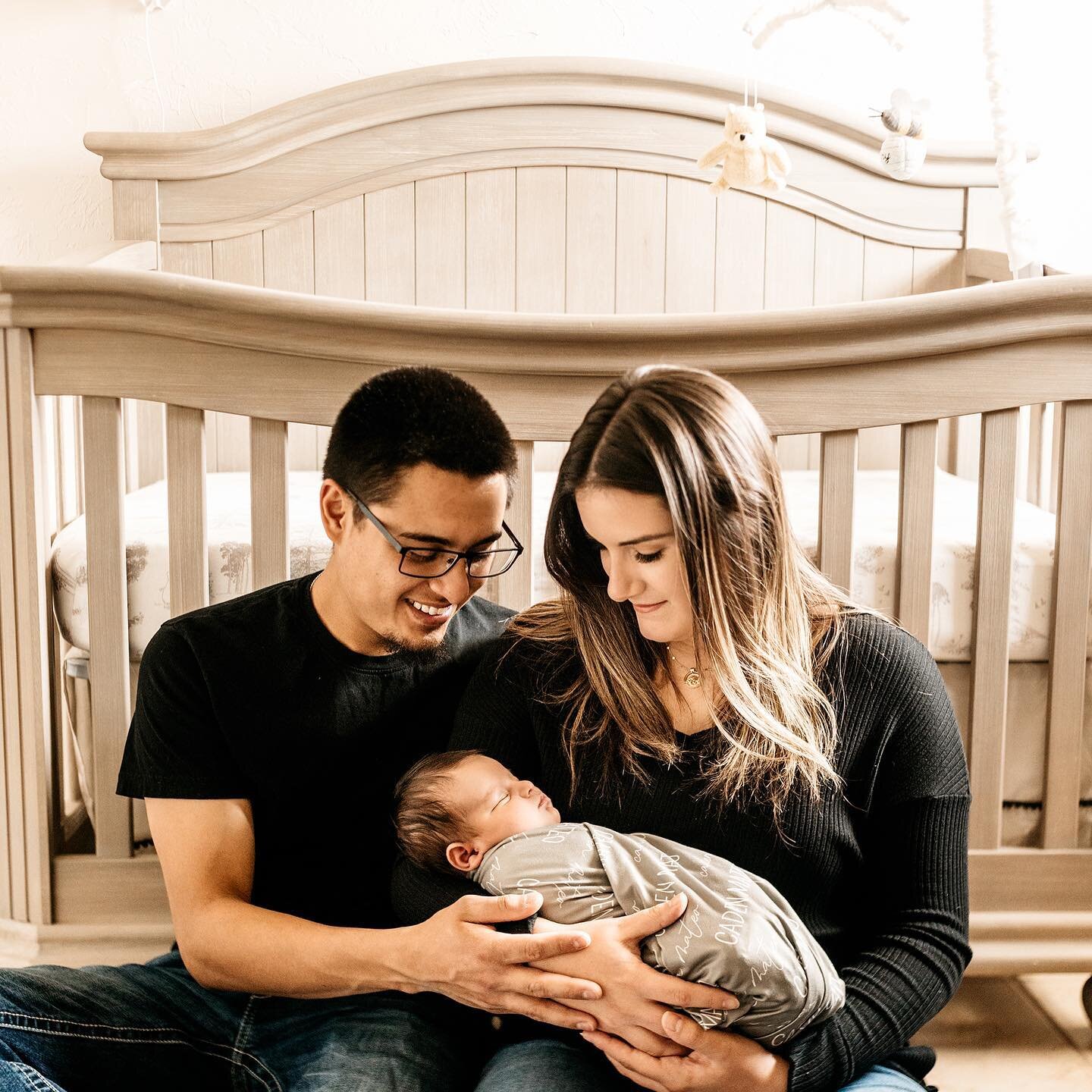 What a sweet family! 😍 This little guy was snug as a bug the entire session! ❤️ 
.
.
#newmexicophotographer #artesianmphotographer #newbornportraits #artesianmnewbornphotographer #artesianm #lifestylenewbornphotography #babysfirstyear #babysfirstyea