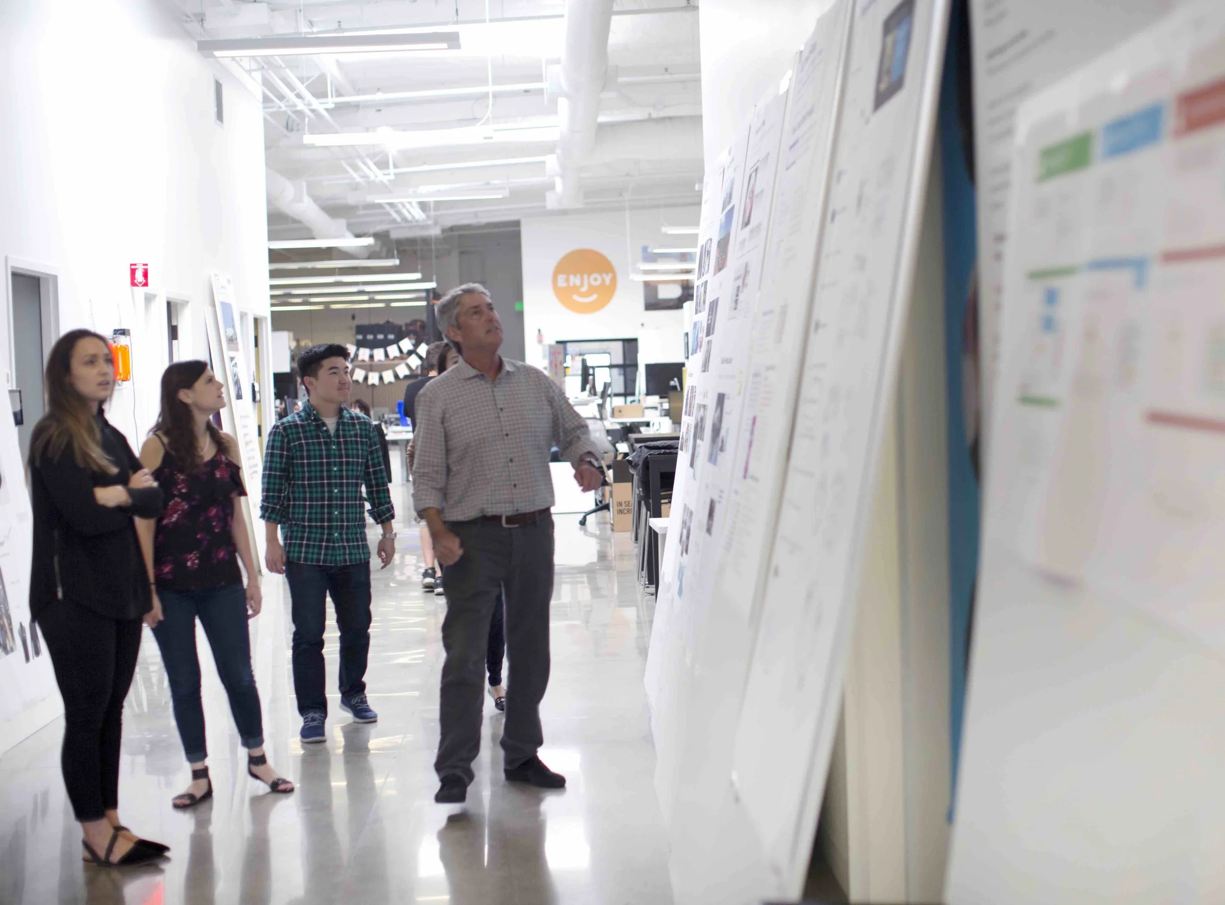 Intellects.co_Tom_Suiter_Enjoy_Hallway_Discussion.jpg