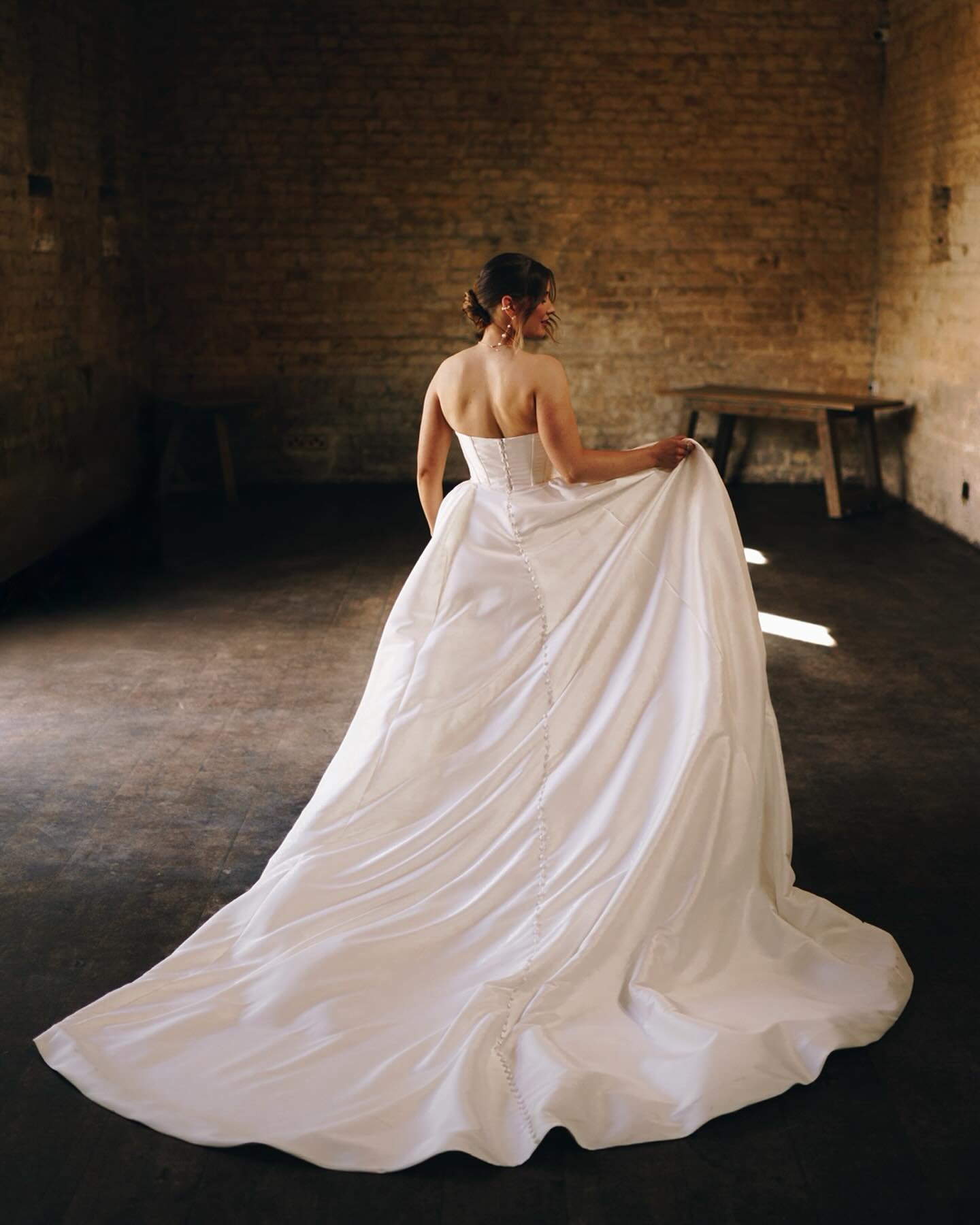 But I'm actually obsessed though. 
. 
What a bloody show stopper of a dress!! Beth absolutely ate and left no crumbs (or whatever the kids say nowadays). 
.
These two gorgeous people lucked out on the most perfect autumn day at the always wonderful @