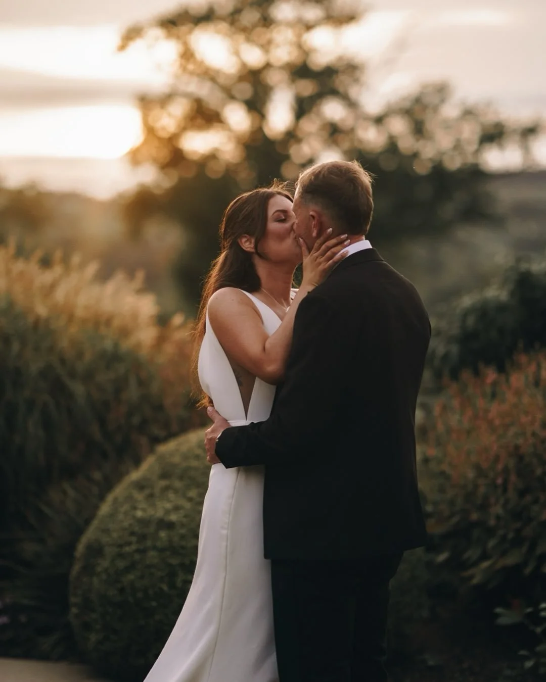 Rachel &amp; George 🤍
.
I think we can finally say it. Autumn is here. My all time favourite! Nothing beats a proper golden, autumnal sunset. And these guys look beautiful in it. 
.
Wonderful to be back at @hyde_house again. Thanks for having me guy