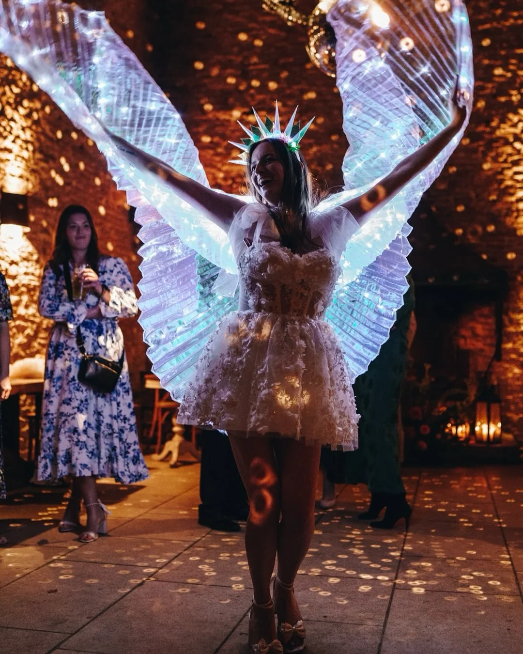 More of this main character energy please! 🔥
.
The most epic surprise in the evening from Maddy! I loved it! So much fun. More brides in light up clothing is always welcome. 
.
@stonebarnvenue @crippsandco