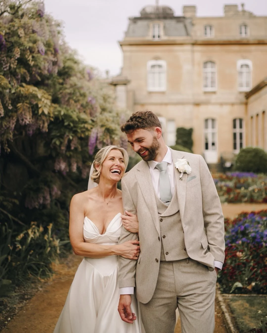 A truly magical day at Wrest Park. It was an absolute dream photographing here and Laura and Adam were the most gorgeous and gracious couple to follow around this amazing venue! 
.
I'm not sure I could have planned a more perfect day. Everything from