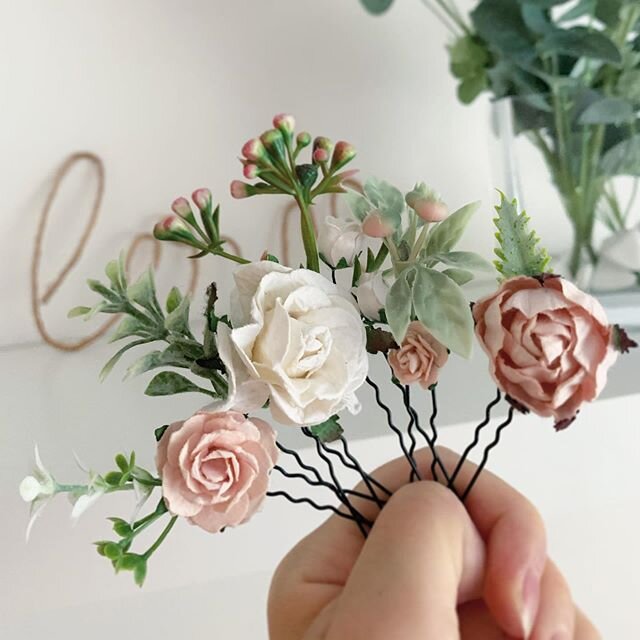 A set of flower and foliage hair pins, one of your orders that went out today. Pop over to my stories for a closer look at them 💕