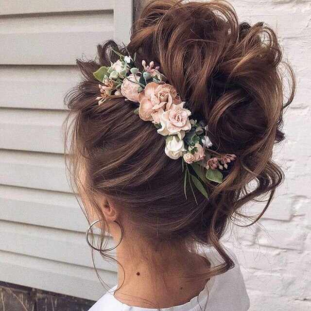 I couldn&rsquo;t be more in love with this image! Our bridal comb looks on 🔥 here! 
@anastasia_bant ❤️ #bridalhair #bridalhairstyle #weddinghair #weddinghairstyle #hairpins #wedding #irishwedding #irishdesign #irishdesigner #madeinireland #handmadei