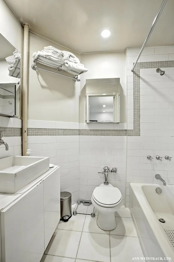1_5th_16A_Bath.jpg