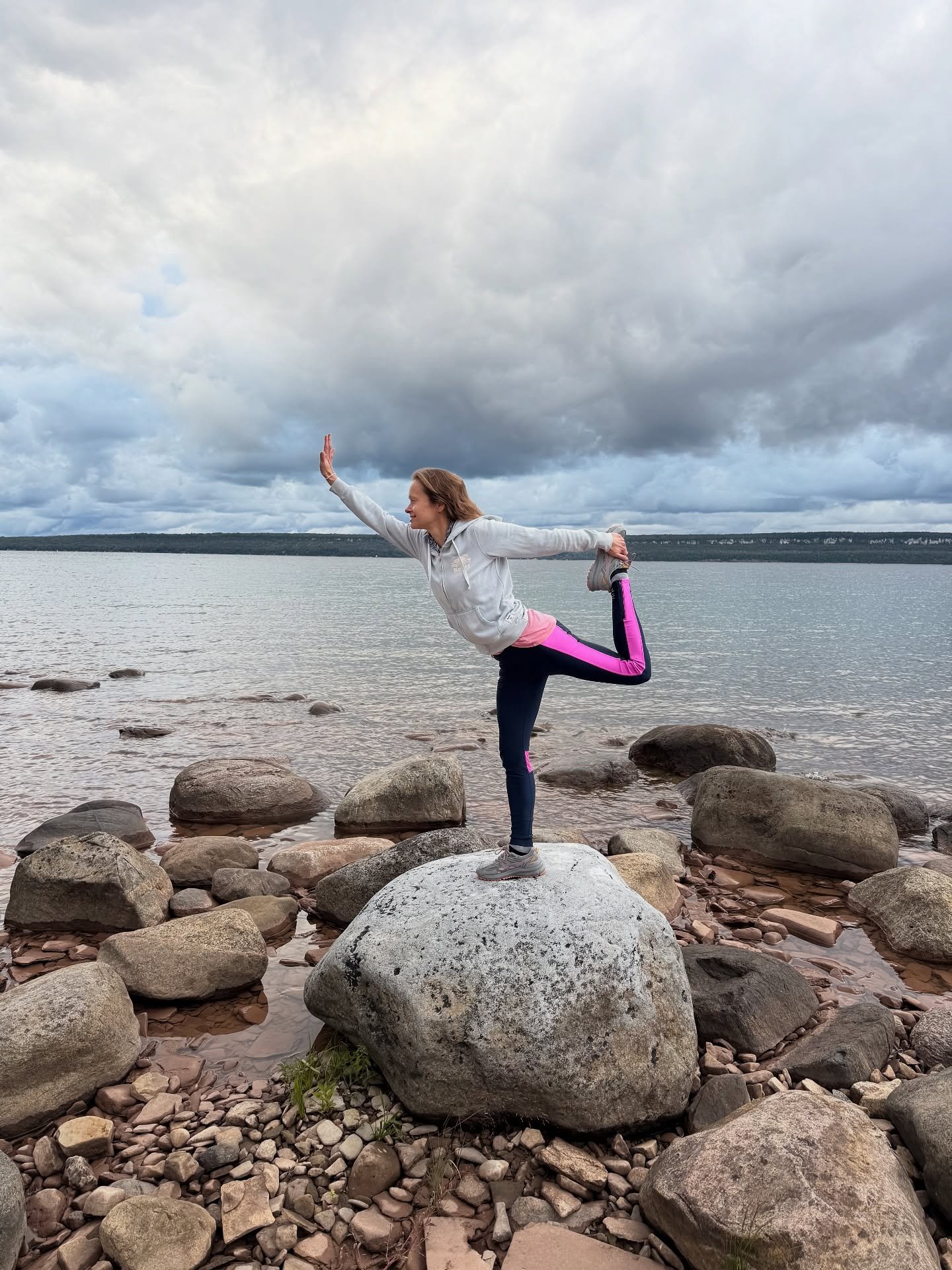 Smile, breathe and go slowly. ~ Thich Nhat Hanh #anotheryear #40something #grateful 🎈
.
.
.
#georgianbay #outdooryoga #dancerspose #georgianbluffs #greybruce #brucepeninsula #canadianyogi #natarajasana #yogateacher #gratefulyogi #evonneyoga #septemb