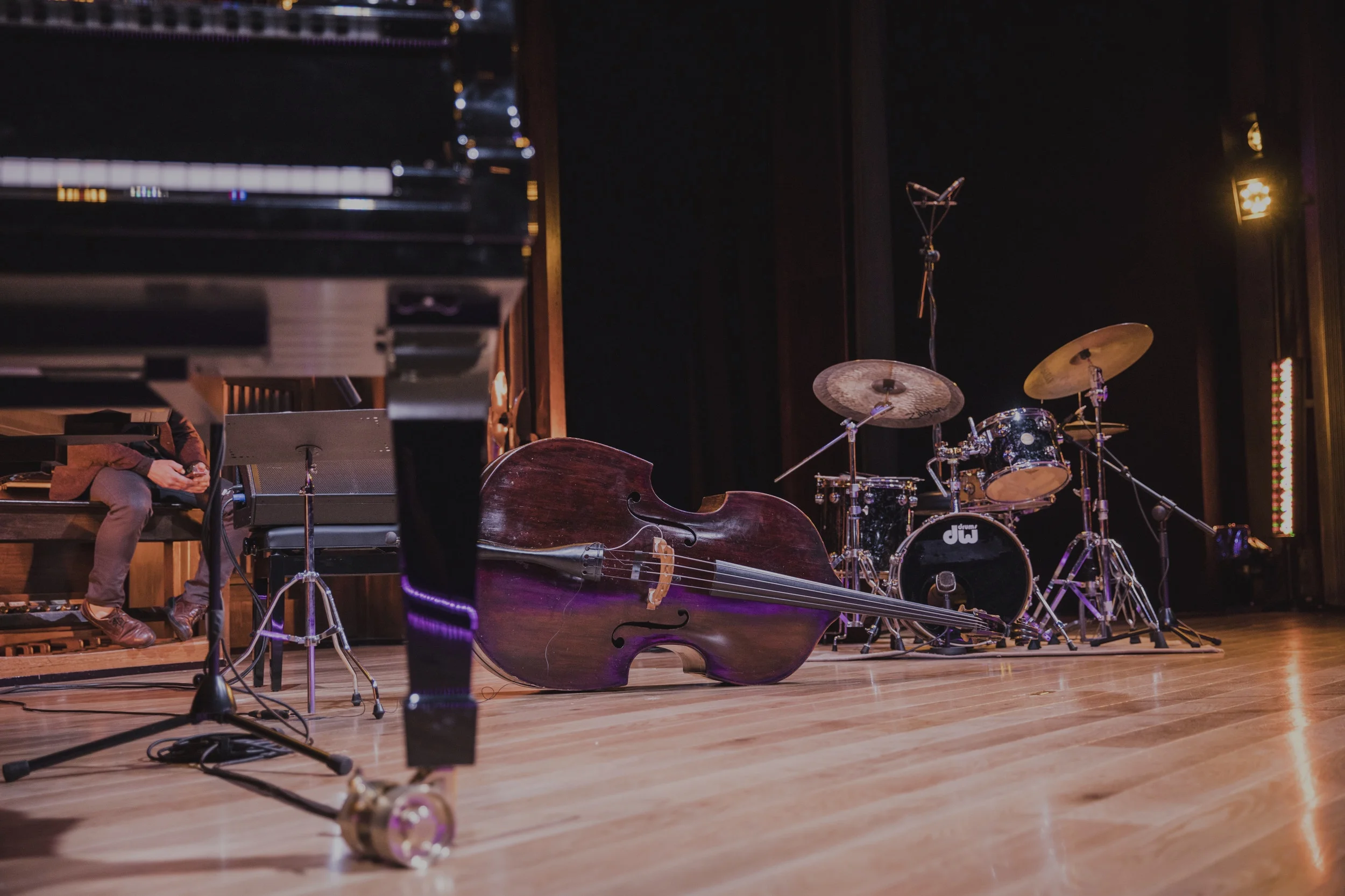  Cada fin de semana, nuestra iglesia está dirigida por músicos talentosos y comprometidos que conforman nuestros equipos de adoración en el campus. En 4 lugares diferentes, estos equipos sirven a la misión de nuestra iglesia al crear una atmósfera qu