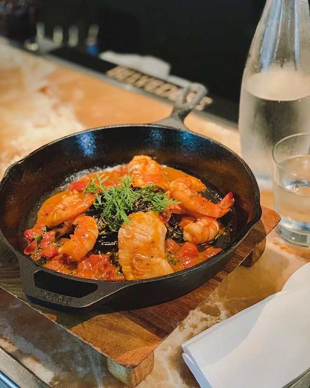 Chef&rsquo;s seafood special: prawns, halibut cheeks over squid ink spaghetti and tomato sugo.
#baroloristorante #baroloseattle