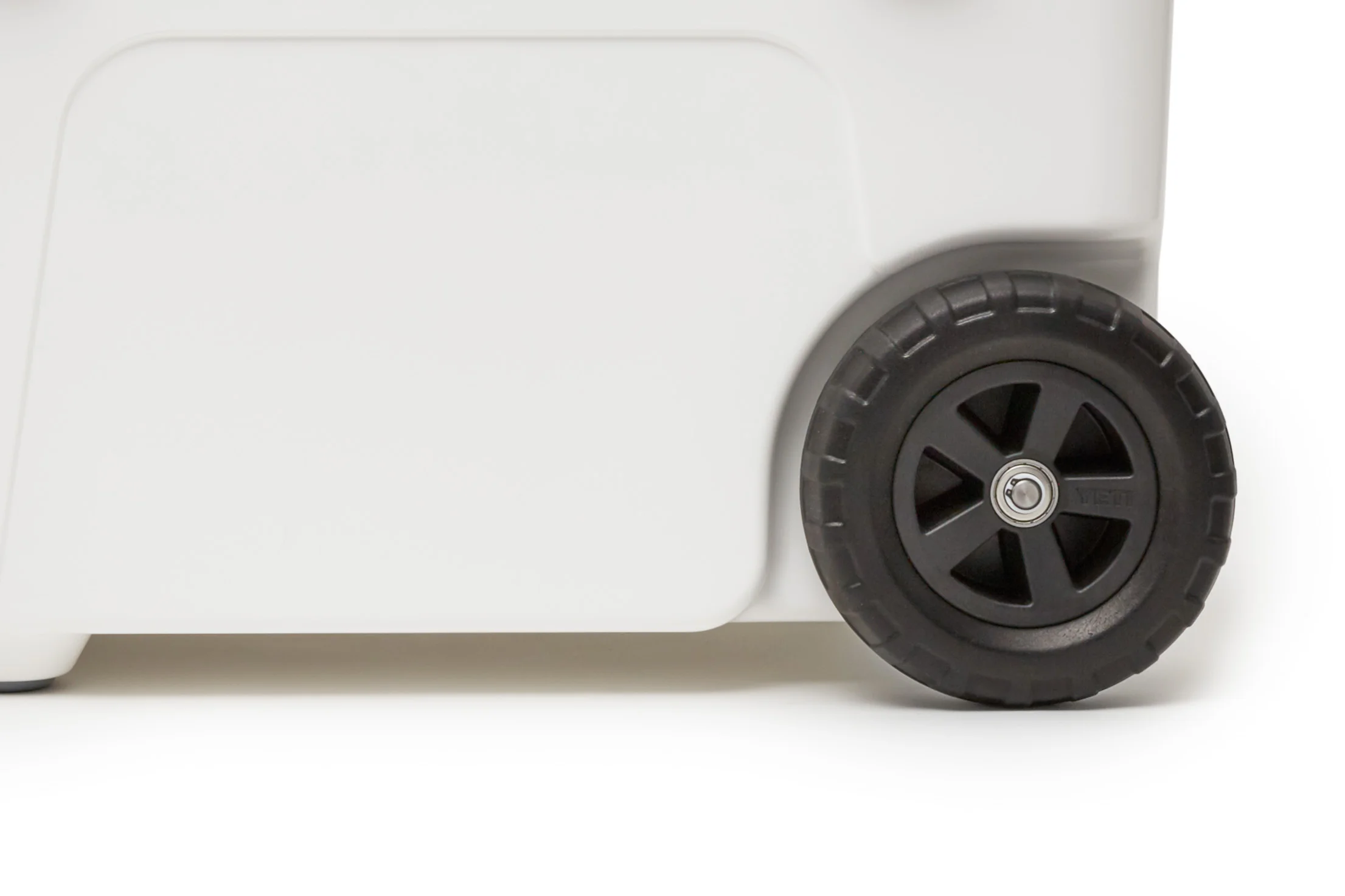 YETI_20180321_Product_Haul_White_Close-Up_Wheel.jpg
