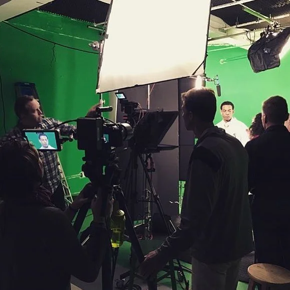 Equipment for lighting a green screen