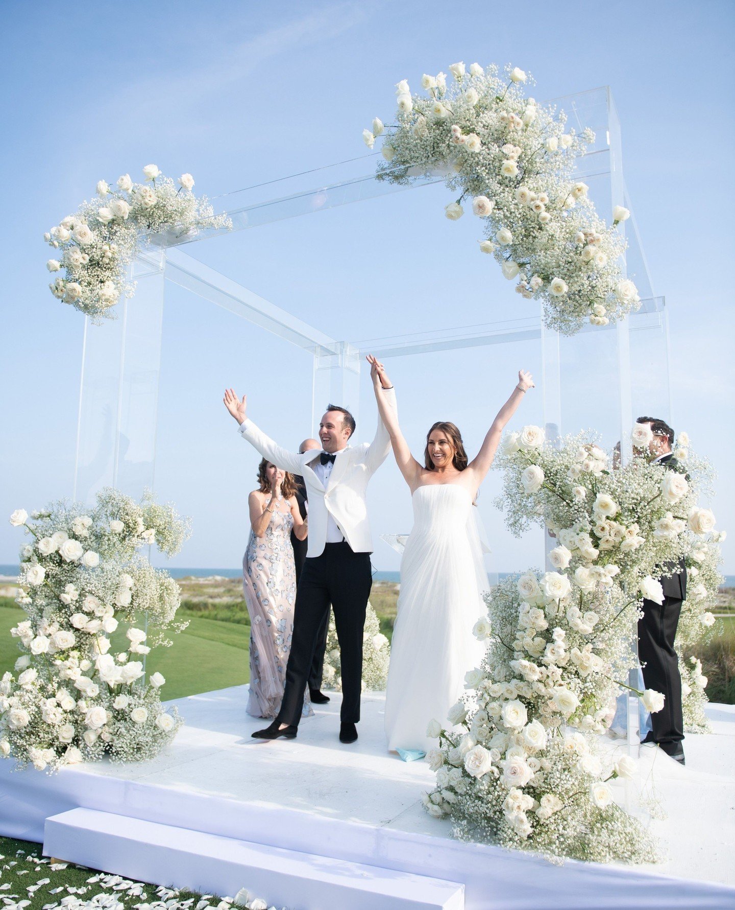 That &quot;just married&quot; feeling under the MOST perfect chuppah in Kiawah 🤍⁠
⁠
If you know you know - the wind on the Kiawah Island Ocean Course is no joke. So when our bride expressed her vision of an acrylic chuppah covered in baby's breath, 