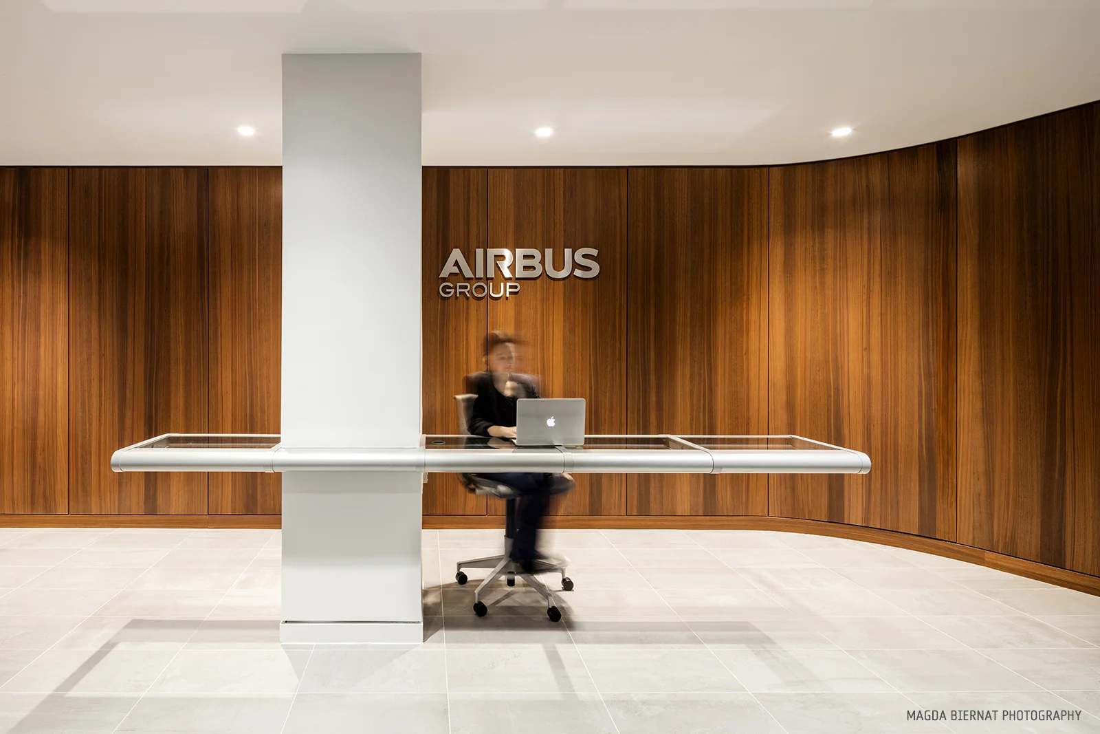 Upon arrival at the Experience Center, visitors enter a loyalty lounge-inspired reception area with subtle design gestures resembling objects of flight, like the tail section inspired desk shown above. 