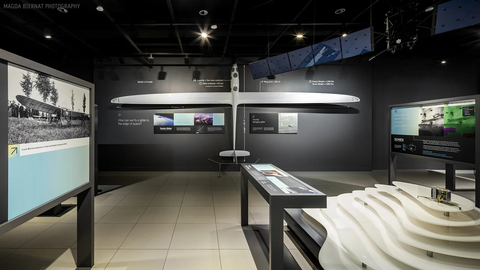 The Innovation Gallery celebrates the tireless pursuit of Airbus Group, from an engineless glider that can fly at the edge of space to more effective ways of training aircraft pilots. Featuring both analog and digital installations, the museum-like …