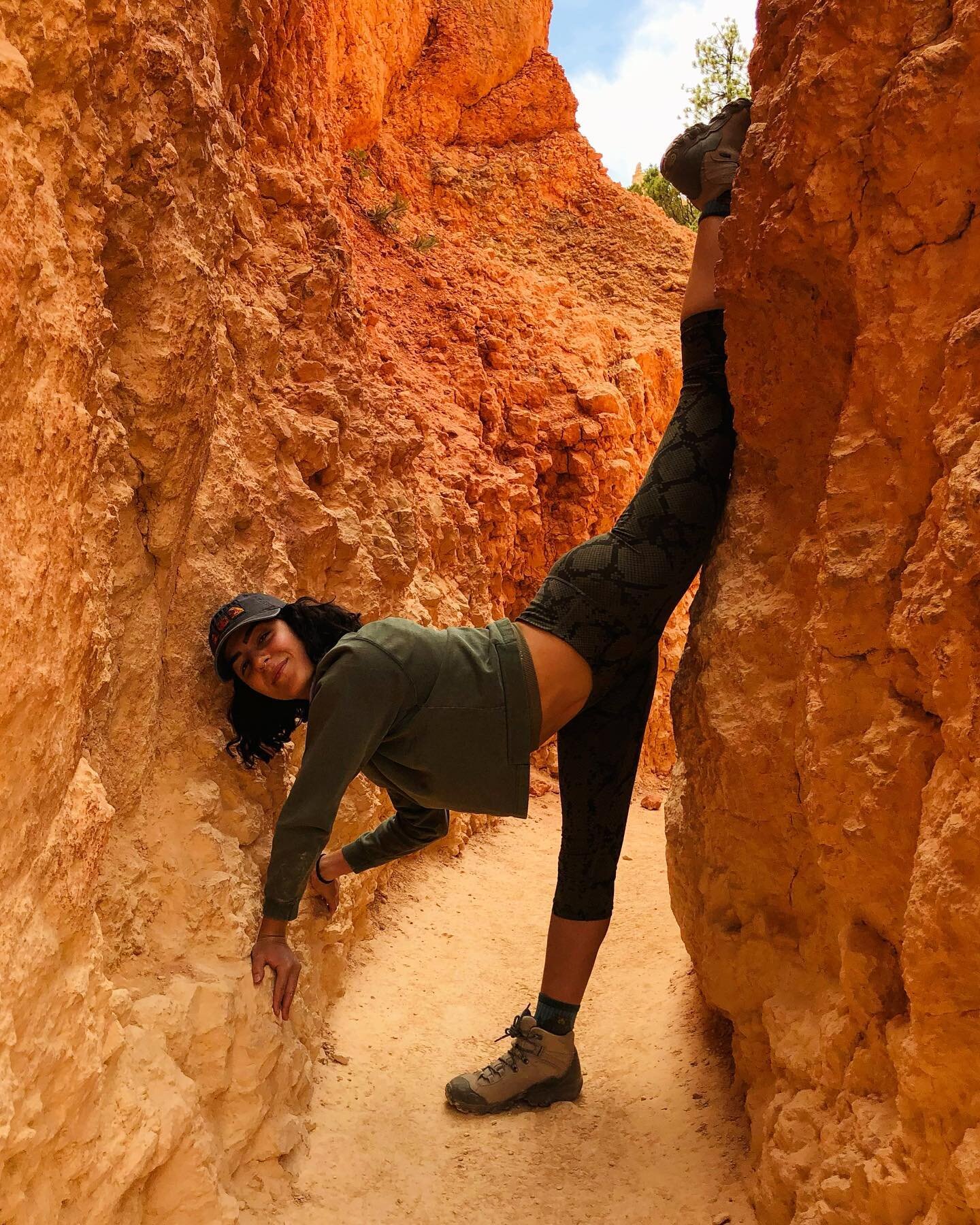 Being a bendy babe in 🔸Bryce Canyon National Park🔸A quick stop and 3.2 mile loop trail just because we could! I love being on the road. Utah rocks! (Literally)
Next up: Moab, UT for Canyonlands &amp; Arches National Park duo.

Reflecting on my 4 ni