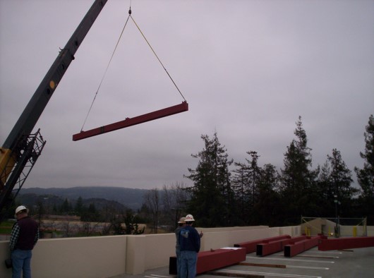 Copy of Using cranes to lift steel structure