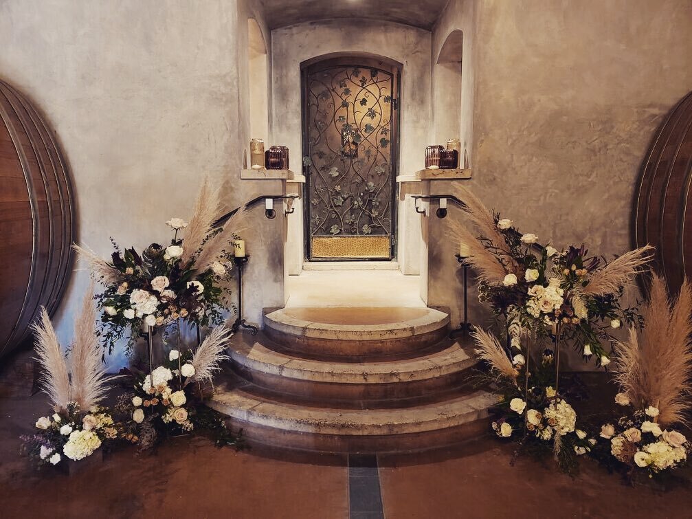This weekend was filled with gorgeous ceremony settings! Loved this intimate @viansasonoma setting in the wine cave! 😍🥂❤️ #weddings #weddingseason2020 #viansasonoma #vandafloraldesign #stemsfloraldesign