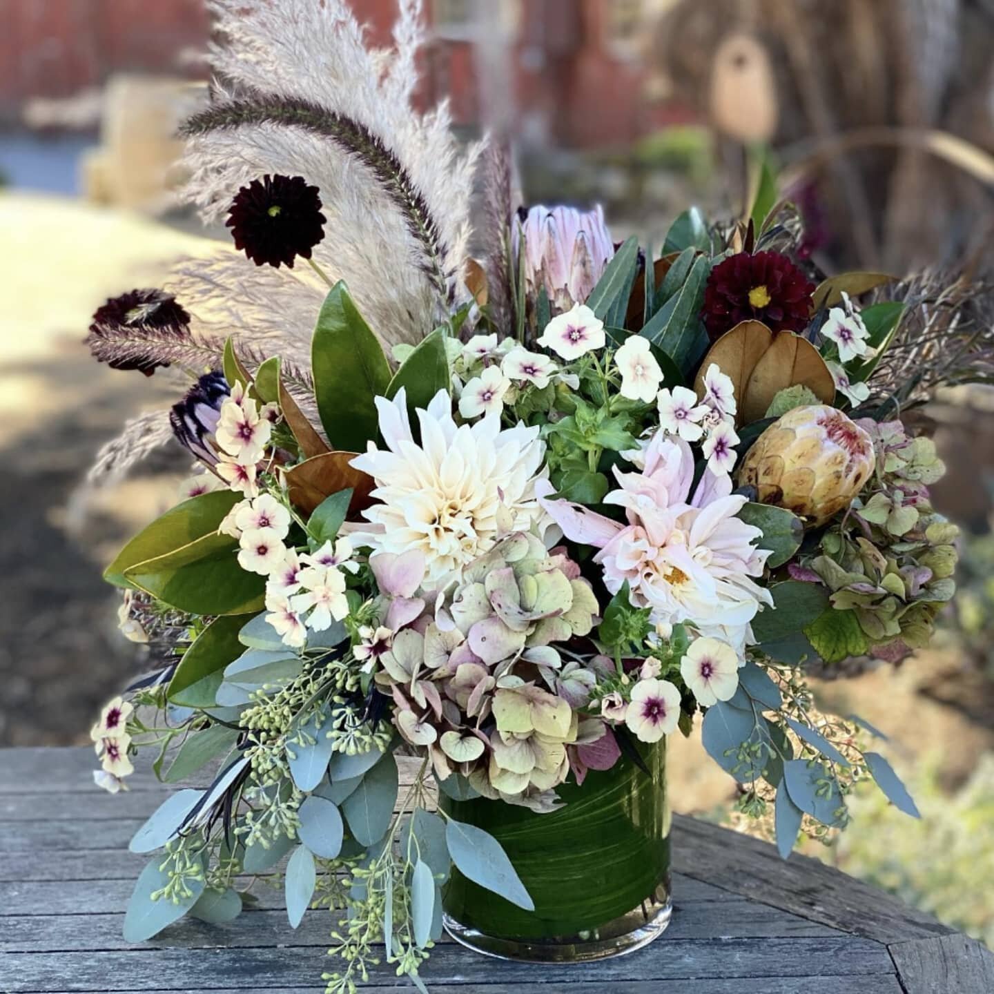 Isn't this fantastically fall? 😍 We're in love with these autumnal textures and palette! #fallflowers  #weddingseason2020 #ceremonyflowers #floraldesign #eventdecor #weddingflowers #weddingflorist #sonomaweddings #napaweddings #winecountry  #winecou