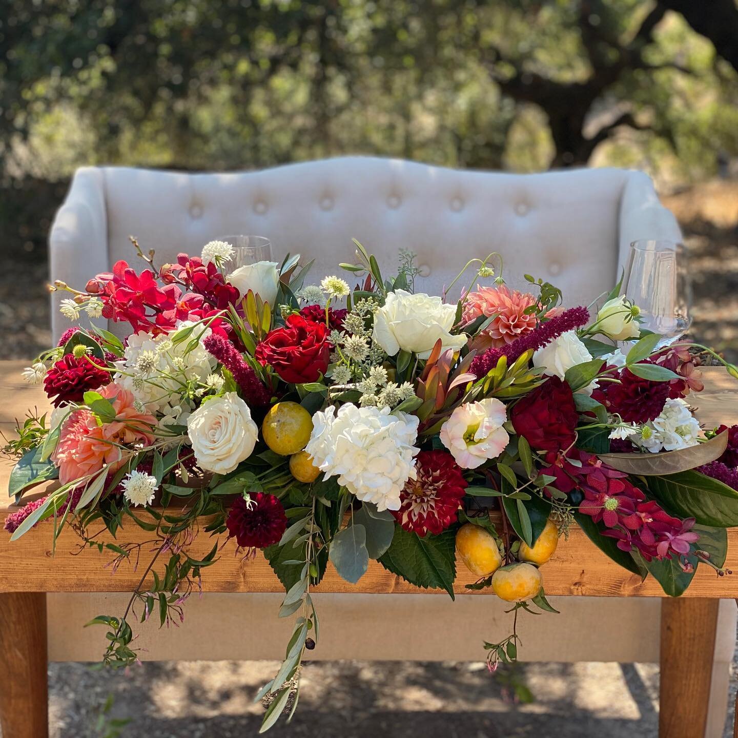 Sweetheart beauty from a few weeks ago! Really can&rsquo;t go wrong with the persimmons! 😍❤️💐 #vandafloraldesign #stemsfloraldesign