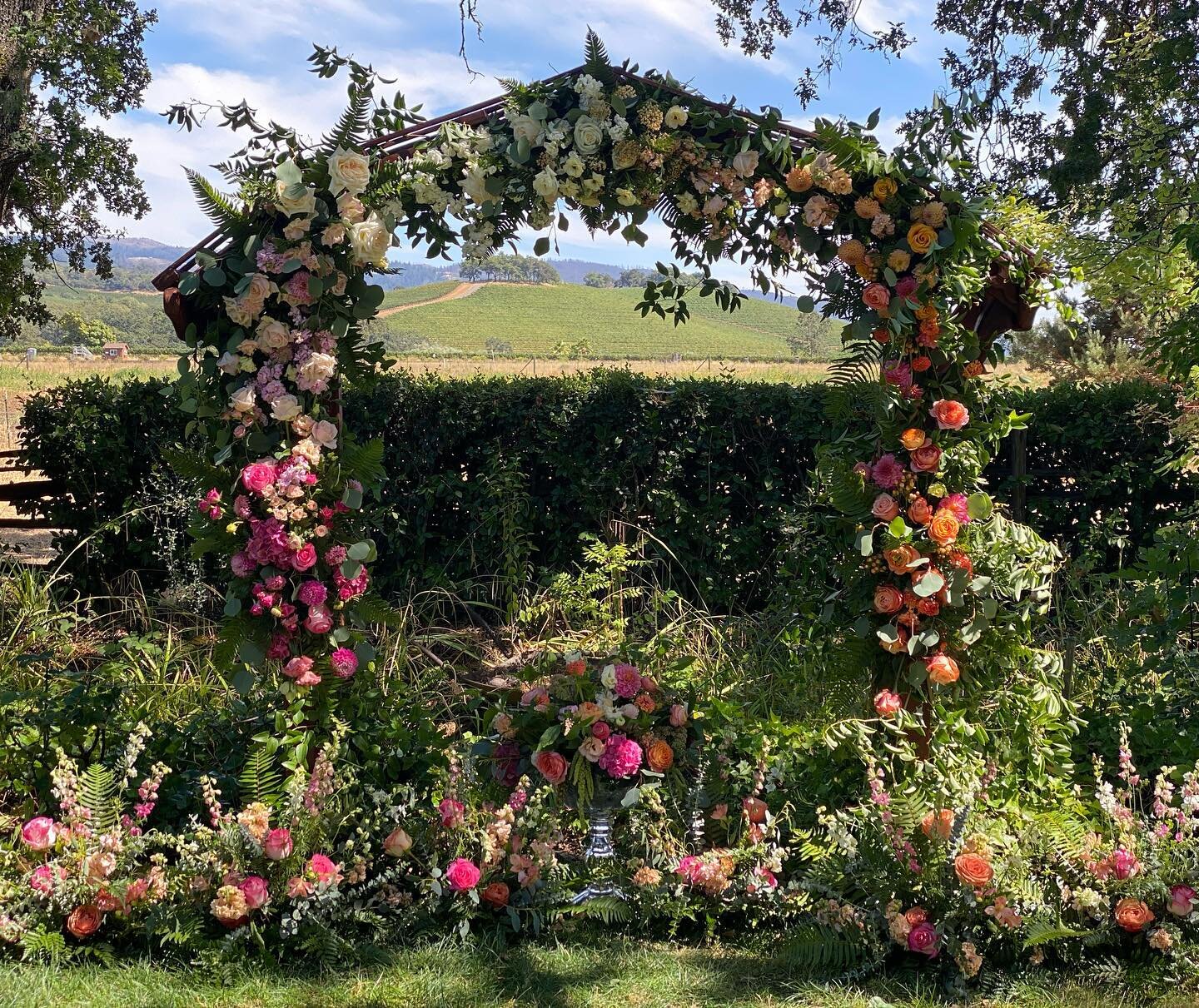 A gorgeous Thursday wedding in a small, intimate setting 😍. Thrilled to see couples celebrating love when we need it now more than ever! Cheers 🥂 to the happy couple! 💐🥰❤️ #vandafloraldesign #stemsfloraldesign #kenwoodranch #sonoma