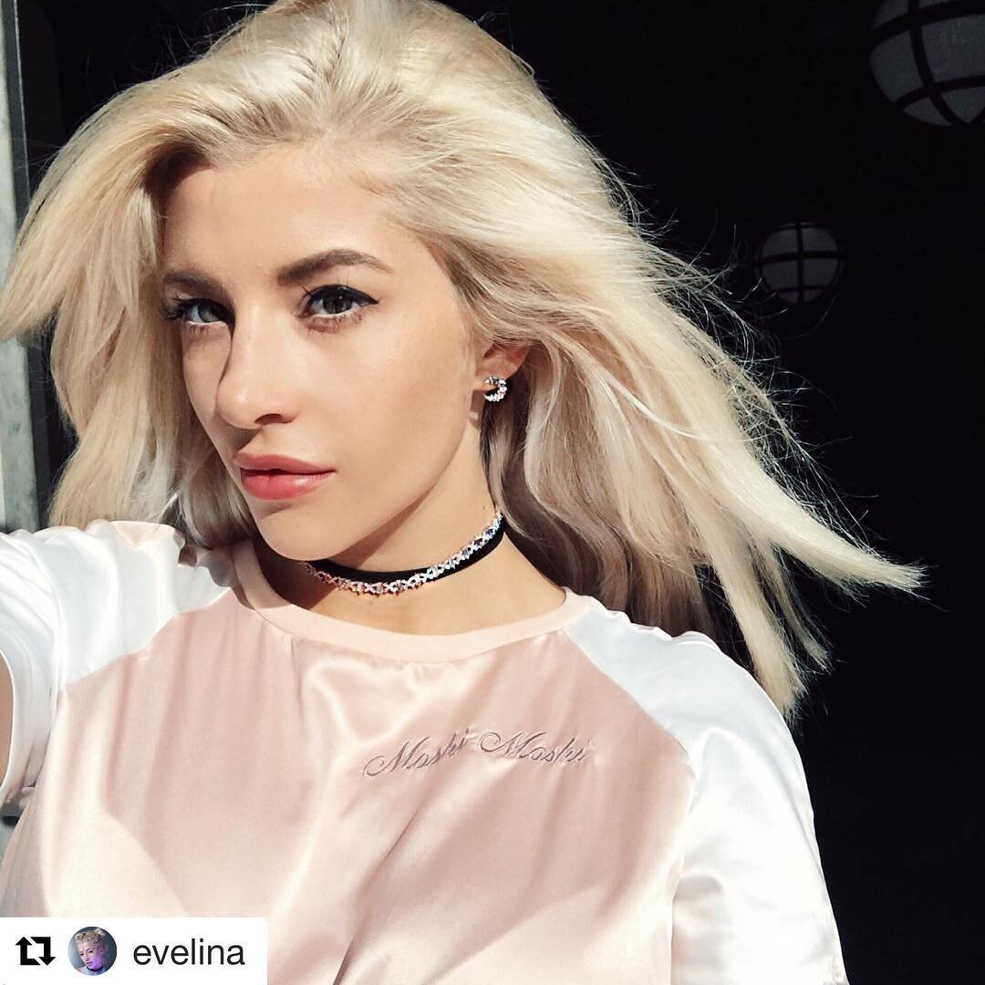 ❤! #Repost @evelina with @repostapp
・・・
Lighter for the summer🔆 Thank you @taylore_doeshair! {choker by @adornmonde} #crewsalon