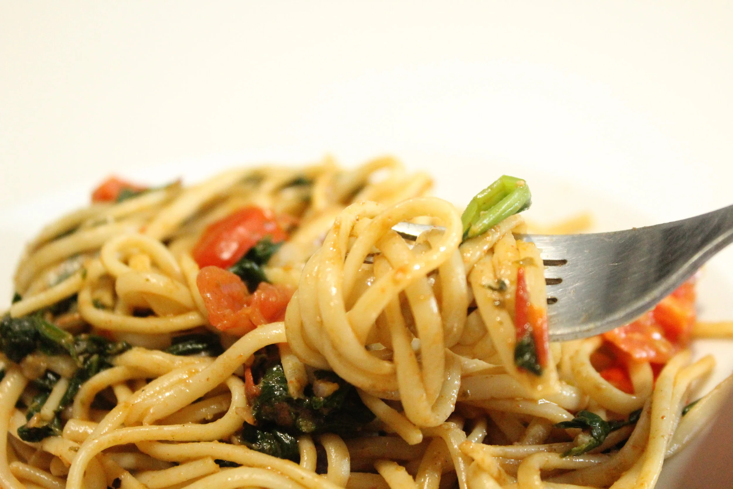 5 Ingredient Tomato Spinach Pesto Linguini