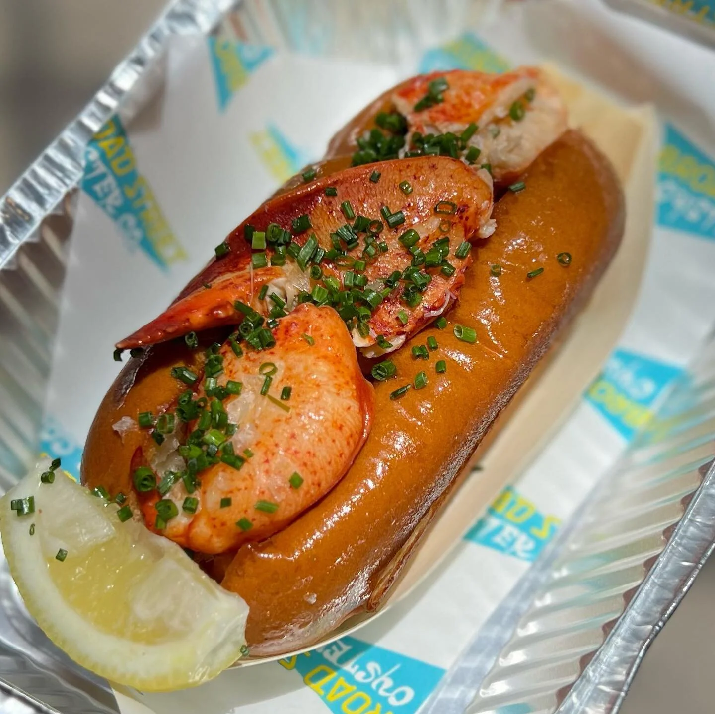 Dreaming about this delicious lobster roll I had last week @grandcentralmarketla @broadstreetoysterco 🤤