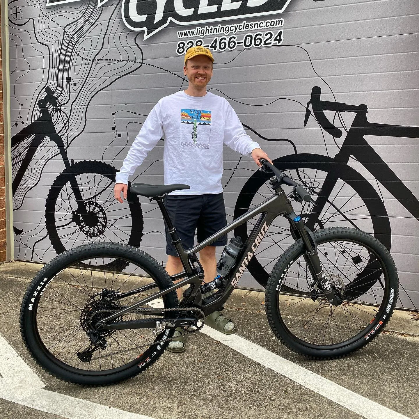 John with his @santacruzbicycles Tallboy, he upgraded from a full rigid and ready to hit more trails! 

#newbikeday #santacruz #tallboy #hickorync #lightningcycles_nc