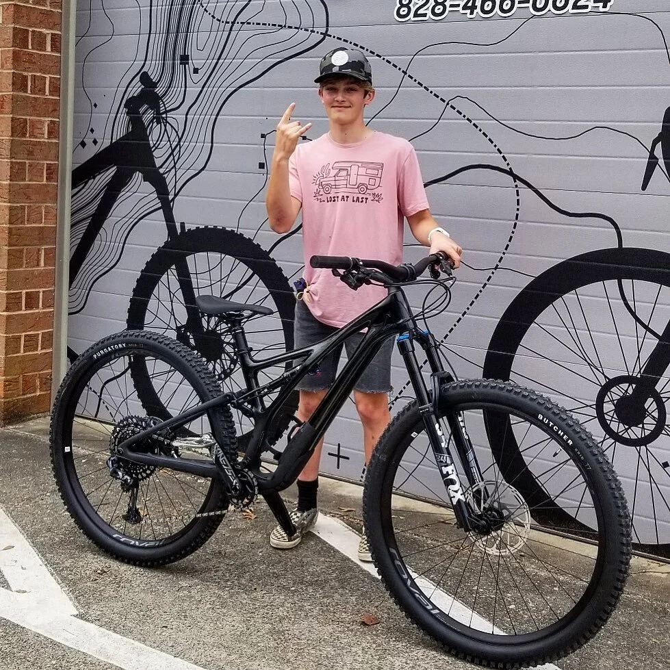 Jude with his @iamspecialized Stumpjumper Expert! We can&rsquo;t wait to hear about your rides on your favorite Pisgah and DuPont trails. 

#newbikeday #morekidsonbikes #morefamiliesonbikes #iamspecialized #stumpjumper #828isgreat #lightningcycles_nc