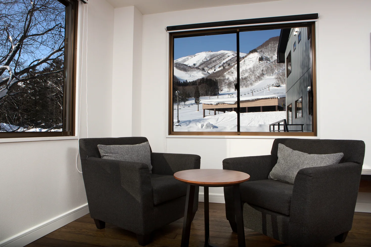 sky-park-happo-apt-02-4bedroom-living.jpg