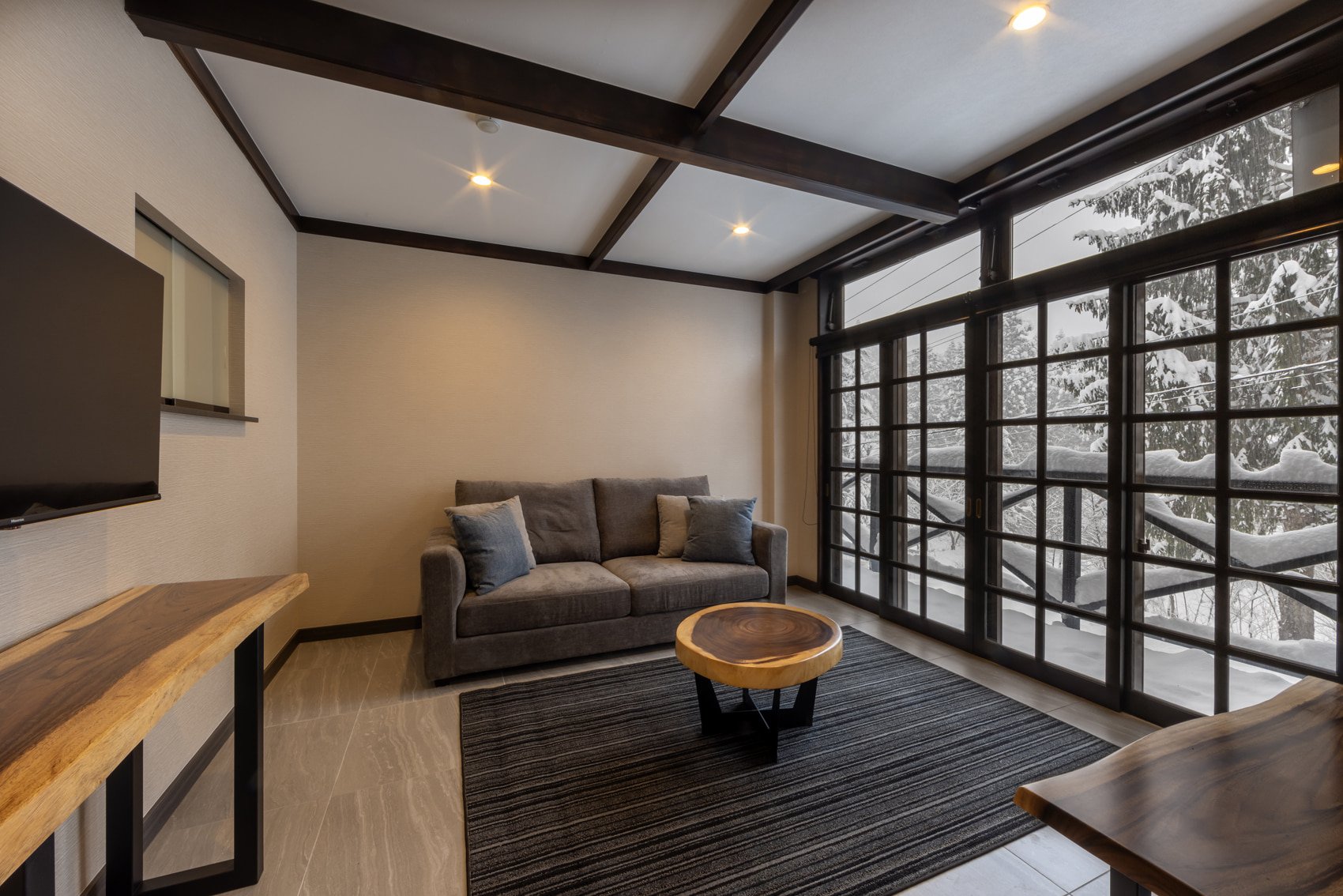 happo-view-apartment-reception-.jpg