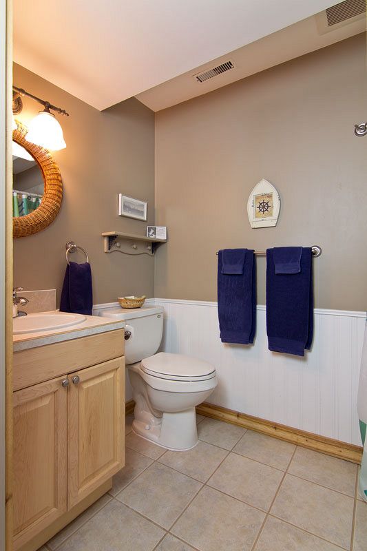 Captain's ensuite.jpg