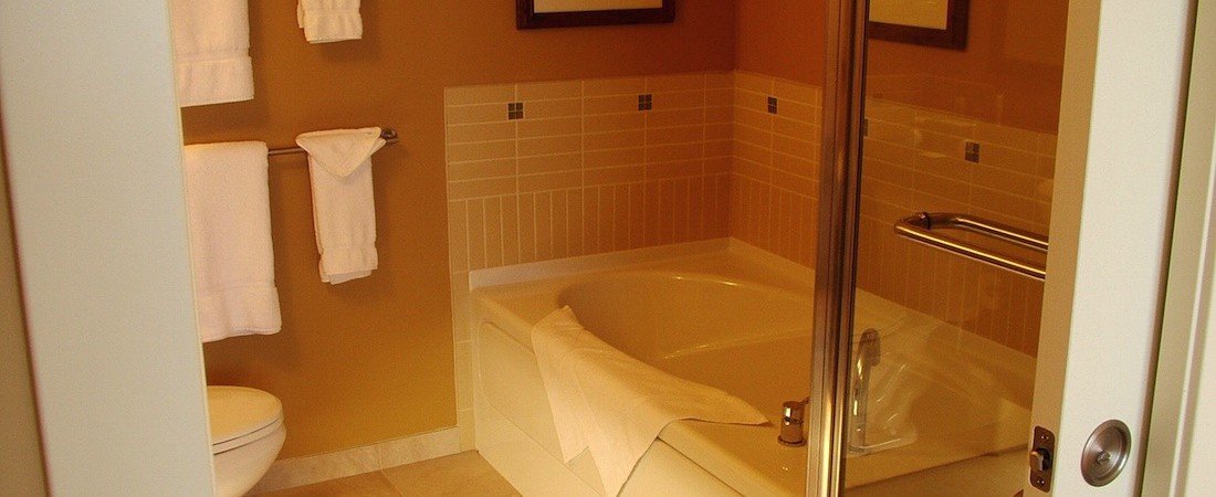 SLone_bdrm_bathroom__pano_1100_450_85auto_s_c1.jpg