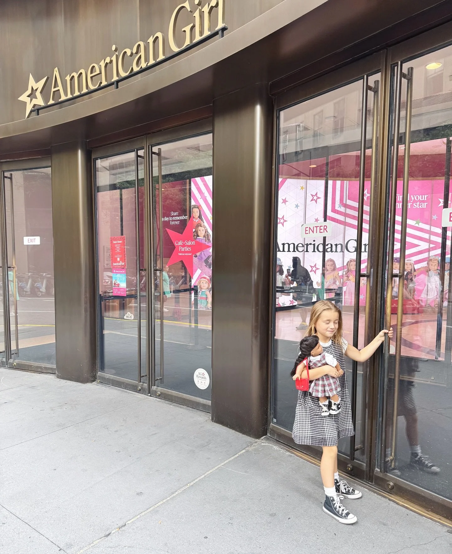 Small-town girl in the big city (we need to take the kids to New York more often)🗽. Sloane&rsquo;s belated birthday celebration with @richard_bonnie and @mollykr was for sure one for the books. If only I could bottle those giggles and those dimples 