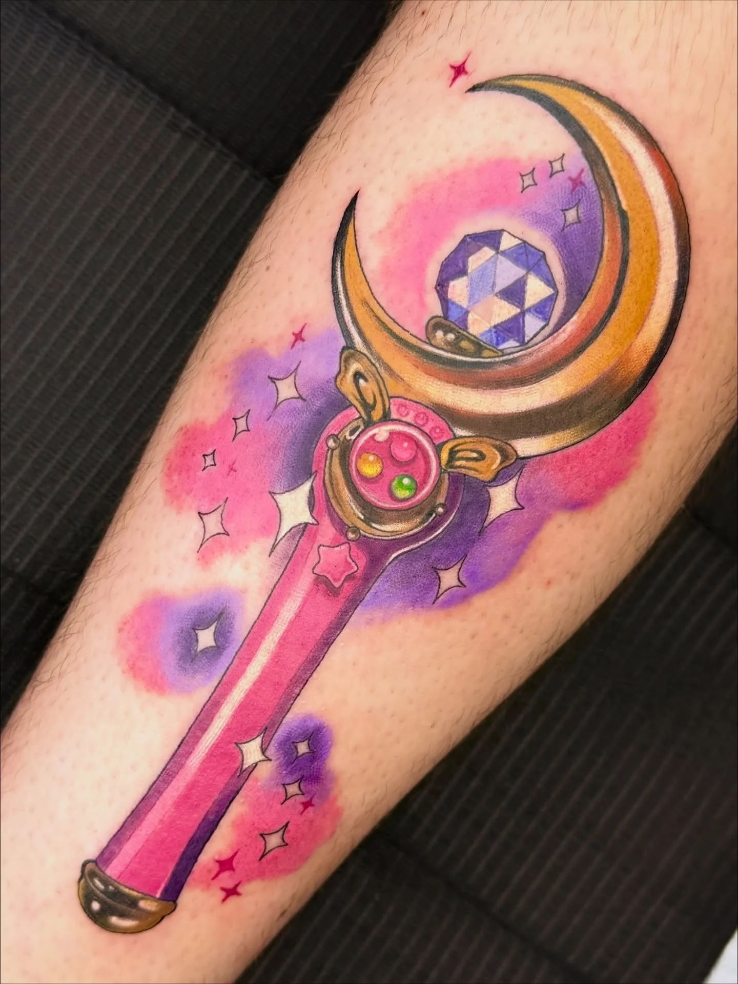 Moon 🌙 
Prism 💎 
Power💥 

Classic moon wand for Benji! 
Done in 6 hours, 6 hours drawing.

✨🪄🌙

Made with: 
@rawpigments
@fusionink
@recoveryaftercare 

💖

#magicalgirlwands #sailormoon #cardcaptor #cardcaptorsakura #sailormoonwand