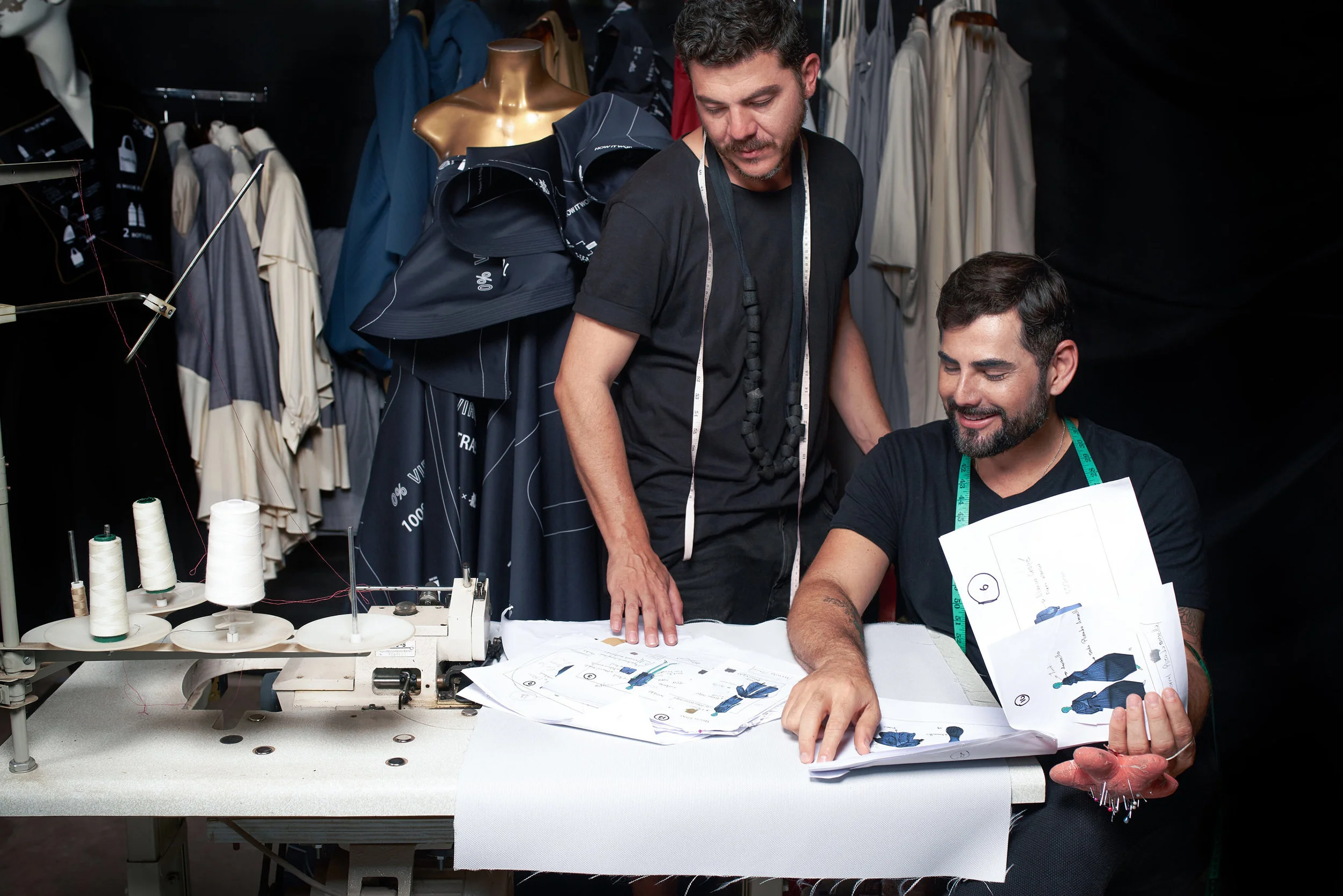 Cero desecho. Toribio&Donato confeccionaron la colección por medio de figuras geométricas y líneas simples para definir piezas minimalistas, libres de cortes complejos y costuras o desechos innecesarios. Fotógrafo: Gabriel Solís