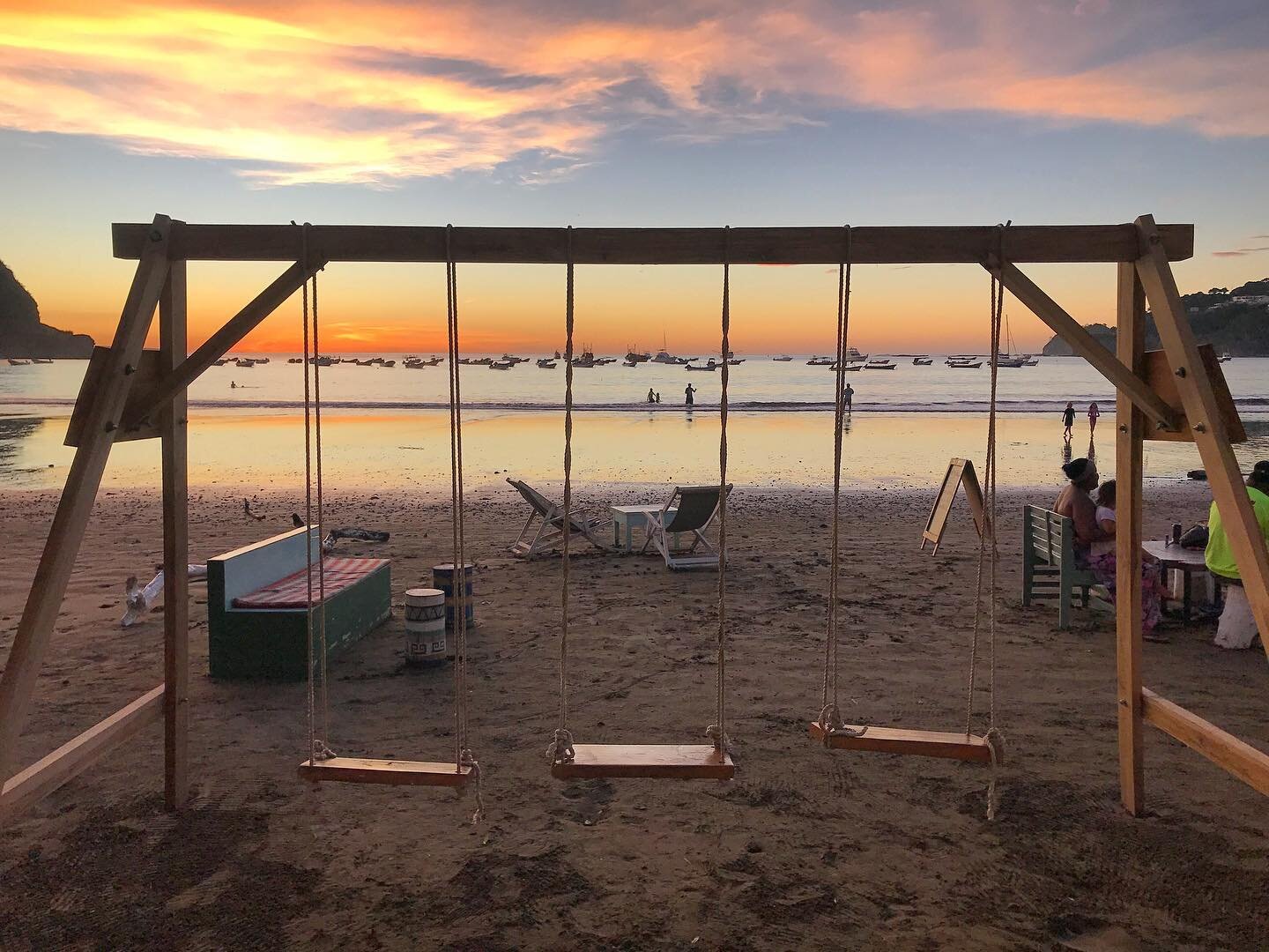 Come check out our new beach-front swing set 🌴 Enjoy a cocktail, delicious food &amp; a beautiful sunset 🥰🍹🍤
Open Thursdays 4-10pm Fridays 11am-10pm Saturday &amp; Sundays 9am-10pm #sanjuandelsur #sjds #nicaragua #playa #seafood #beachfront #sush